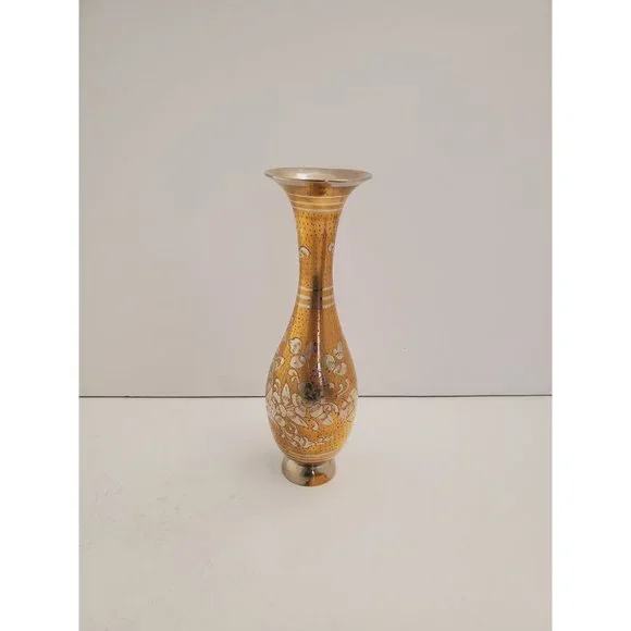 Vintage etched brass vase with flowers design - Picture 2 of 10